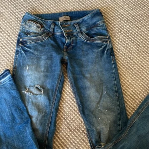 Blå slitna jeans från LTB - Säljer mina fina blåa Ltb jeans med håll i sig! Dom e dock uppsprättade längst ner så dom e 25/30 i storlek men sitter mer som 25/32 då dom e lite längre!💕Men annars bra skick! 