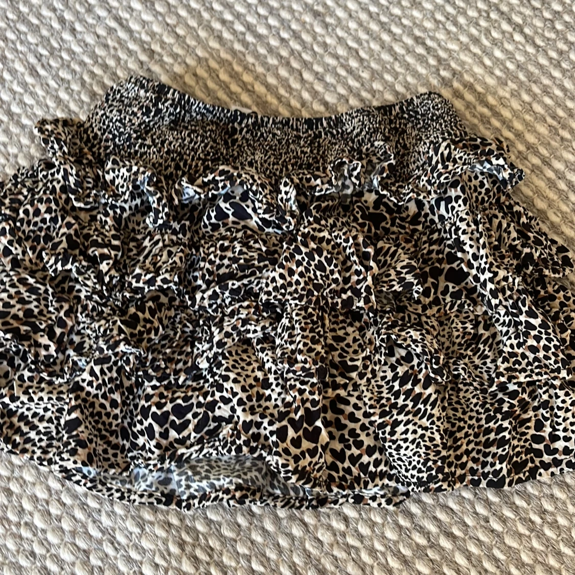 Leopardmönstrad volangkjol från Subdued - 2