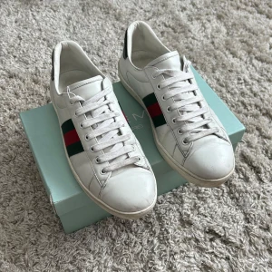 Gucci Ace - Hej🤗, säljer nu mina extremt fina och eftertraktade gucci skor, modell Ace. Skorna är självklart autentiska. Skornas bedömda skick är 8/10. Skriv vid funderingar!