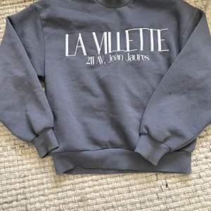 Grå hoodie - En grå hoodie från Gina Tricot i storlek XXS men passar XS🥰inga tydliga tecken på användning