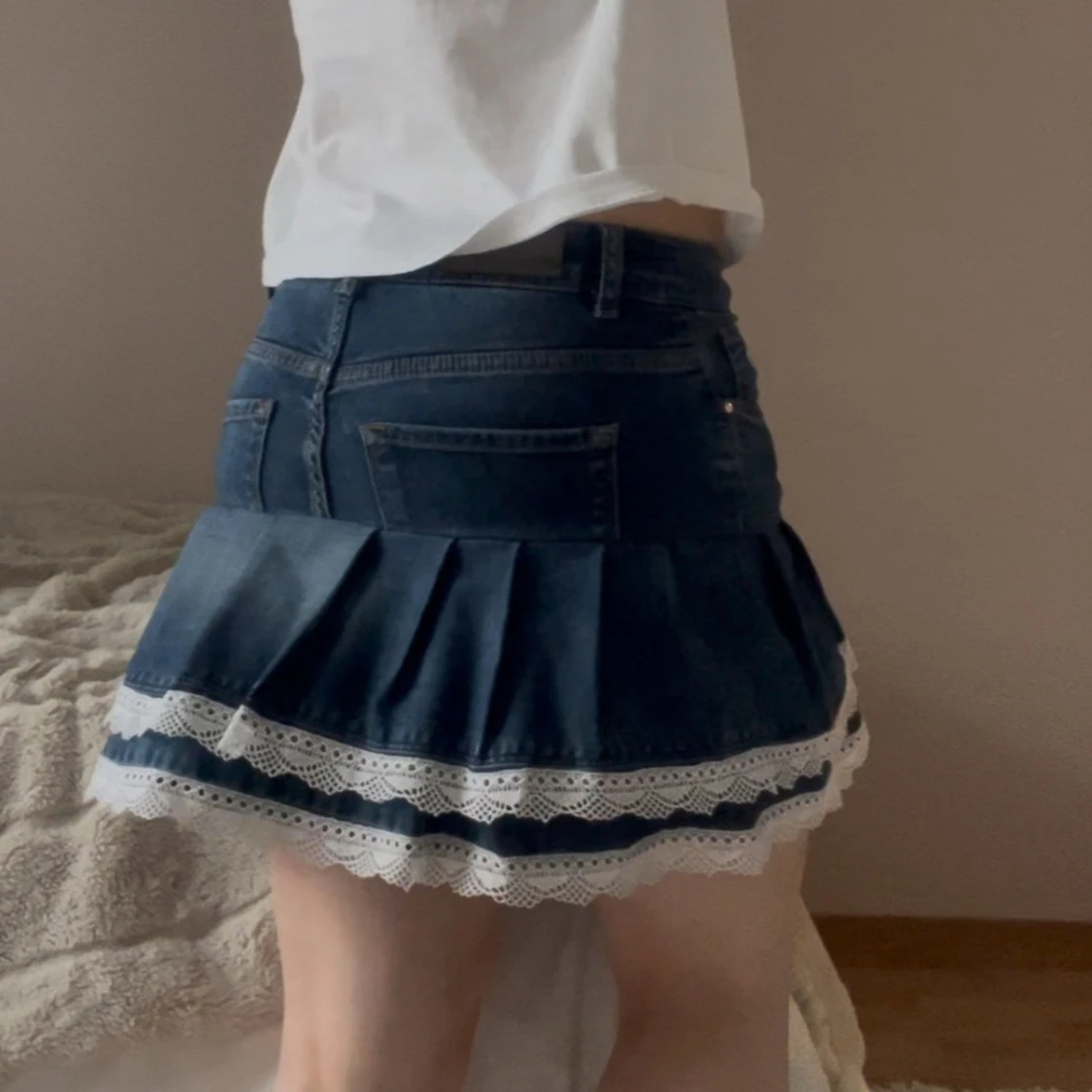 Mörkblå jeanskjol med spetskant - 3