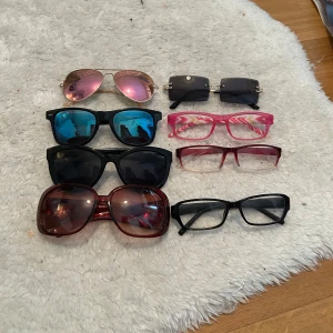 Mix av solglasögon och glasögon i olika färger och former - Vissa av dem är sålda!!!Säljer ett gäng snygga glasögon och solglasögon i olika stilar. Här finns pilotbågar med rosa spegelglas, svarta oversized bågar, rektangulära svarta och rosa bågar samt ett par stora bruna bågar. Perfekt för dig som vill variera din stil!