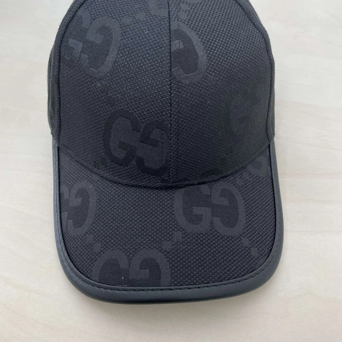 Svart keps från Gg med GG-mönster