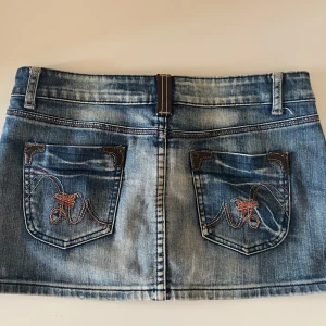 Jeanskjol - Fin lågmidjad jeanskjol som jag själv aldrig använt och är köpt på plick❤️