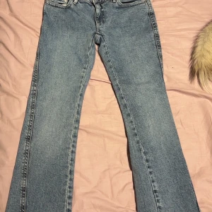 Blå bootcut jeans med broderade bakfickor - Säljer ett par klassiska blå bootcut jeans med snygga broderade detaljer på bakfickorna.  Perfekta för dig som gillar en tidlös stil. Pris går att diskutera. Endast provade men har tagit bort prislappen 
