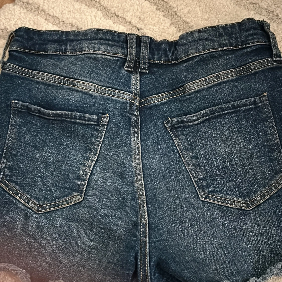 Mörkblå slitna jeans shorts  - 1