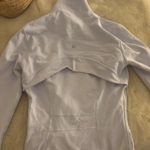 Ljuslila träningsjacka från Lululemon - Säljer en ljuslila/ljusblå träningsjacka från Lululemon t. Hör av dig vid intresse! 💜knappt använd! Sjävklart äkta, slutsåld därav pris.