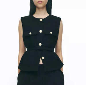 Populär väst från Zara  - Säljer denna väst från Zara i helt nytt skick med prislapp kvar. Säljer då den inte kommer till användning. Storlek xl men Zara har väldigt små storlekar så passar M/L + bälte i midjan!