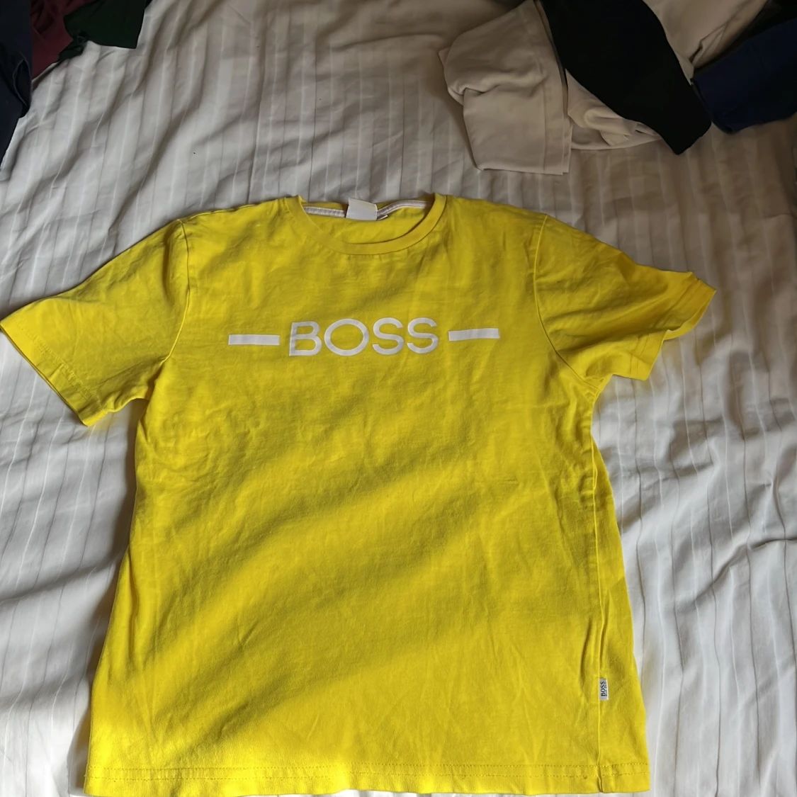 Gul t-shirt från BOSS