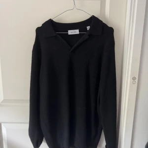 Svart stickad tröja med krage från Only & Sons - En svart stickad tröja från Only & Sons, ull. Aldrig använd