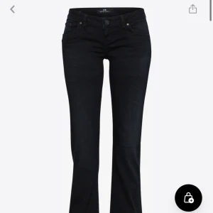 Lågmidjade ltb jeans - Jätte fina bootcut jeans i färgen nattblå. Dem har en defekt längst ner, men tycker inte man tänker på de så mycket(skriv för bild på de). Dem är i storlek 27/34. 💞💞