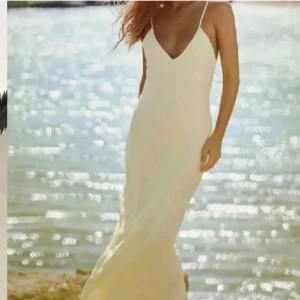 Ljusgul / gul zara satin långklänning - Säljer denna populära klänning från zara som inte säljs längre, lappen är kvar, de två första bilderna är lånade, ljusgul lång satin klänning med öppen rygg!