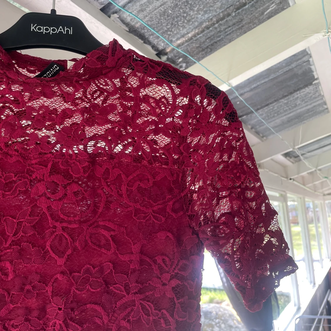 Vinröd spetsblus från Divided - 3