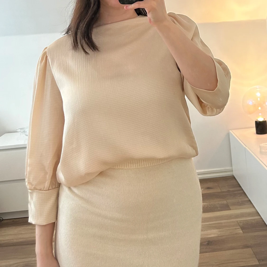 Beige blus från NA-KD