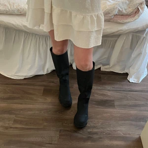 Svarta stövlar/boots - Sparsamt använda stövlar strl 36. 