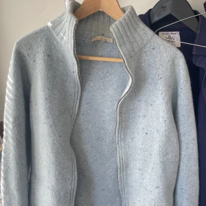  Zegna baby blue kashmir fullzip  - Säljer en exklusiv ljusblå stickad kofta från Ermenegildo Zegna. tillverkad i en lyxig blandning av ull och kashmir. Gjord i Italien 🇮🇹 70% ull 30% kashmir. 61 cm på längden , 48 cm på bröstbredden. Medium men passar som small. Hade passat bäst för de som är 177-184 