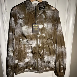 Woolrich Windbreaker - En riktigt snygg windbreaker som passar nu till sommar och höst. Perfekt för dig som vill ha en unik look. Jackan är knappt använd, skick 9/10. Storlek L, passar dig mellan 183-190. Tags följer med. Bara att höra av sig för mer bilder eller funderingar!🙌