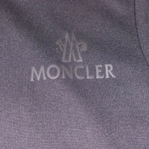 Svart Moncler jacka med dragkedja - Säljer en svart jacka från Moncler med hög krage och hel dragkedja framtill. Jackan har två sidofickor och Moncler-logga på bröstet. Perfekt för dig som vill ha en stilren och exklusiv look.
