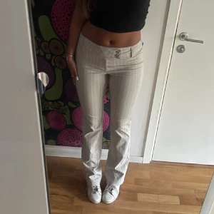 Kostymbyxor beige - Säljer dessa beiga lågmidjade kostymbyxorna från h&m då dom är lite korta på mig🤍strl xxs kan även passa större! Jättefint skick men lite skrynkliga nu🥰