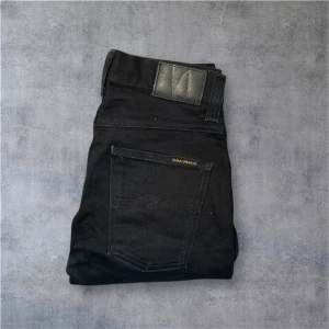 Nudie jeans  - Nudie jeans modell grim trim i mycket bra skick inga synliga defekter.Vid fler funderingar är det bara att skriva.😊.8.
