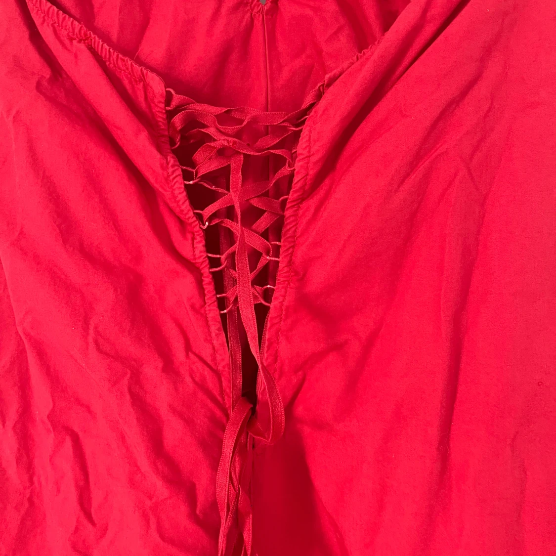 Röd klänning med ballongkjol - 3