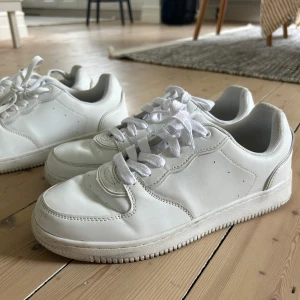 Vita sneakers med snörning - Säljer två par klassiska vita sneakers från Relion. Skorna har rund tå, platt sula och är tillverkade i syntetmaterial. 200st eller 350 tillsammans 