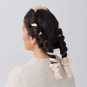 No heat curler (heatless curls) - Detta är ett par heatless curls från Gina tricot, aldrig använda då jag ångrade detta köp. Kan skicka bild på dom i verkligheten oxå. Som helt nya! Nypris: 99kr