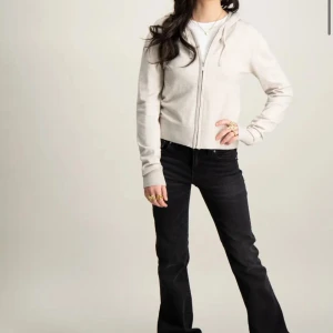 Gina beige kofta  - Jätte fin beige kofta från gina tricot. Säljs på grund av att den aldrig används. Knappt används, typ två gånger max. Bra kvalitet. Skriv om du har funderingar! 🫶storleken är 146/152