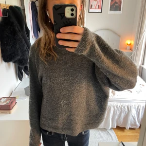 Stickad tröja  - Väldigt använd men hel och inga fläckar, lite nopprig men tycker knappt det syns’