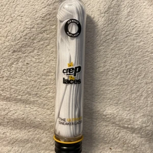 Vita skosnören från Crep Protect - Säljer ett par helt nya vita skosnören från Crep Protect, modell 'Ice White Flat Laces'. Köptes för att ha till mina nya skor, men ångrade mig sedan. Köptes för 65kr, nypris 45kr. De är 120cm x 1cm långa. De kommer i orginal förpackning. Har du frågor kan du kontakta mig!😚