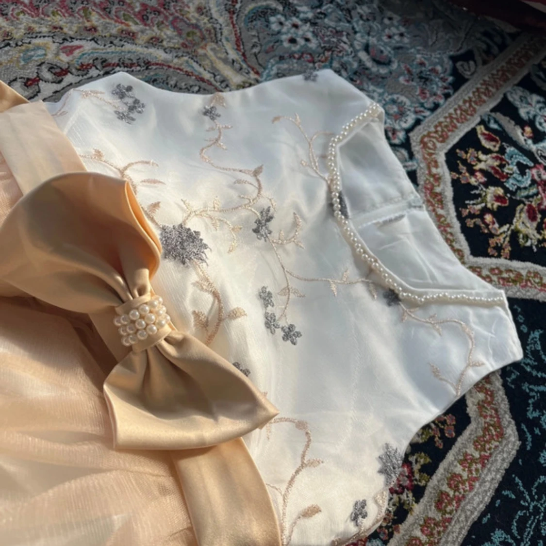 Champagnefärgad långklänning med rosett och pärldetaljer - 2