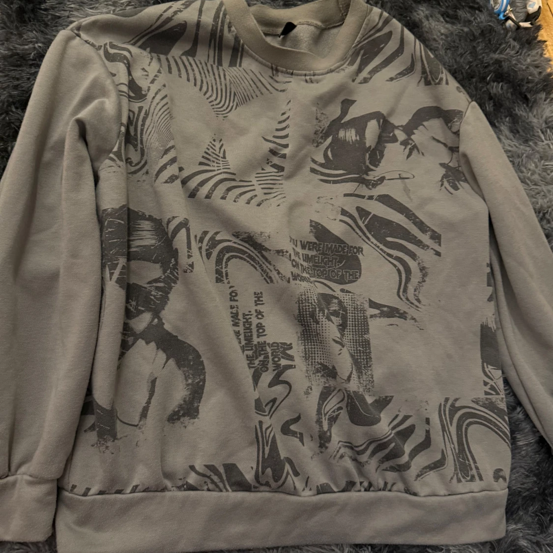 Beige sweatshirt med abstrakt mönster