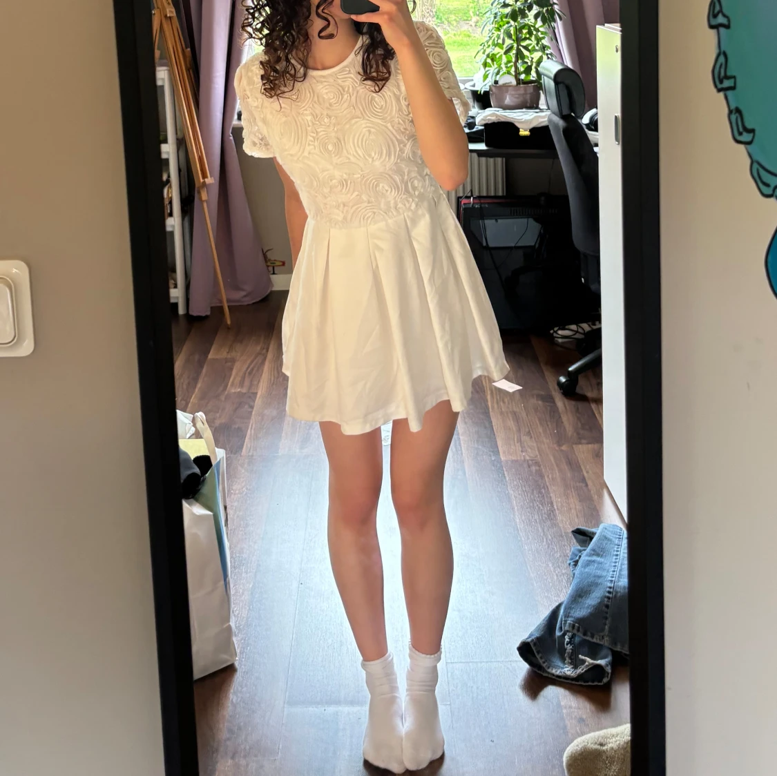 Vit kortklänning med rosmönstrad överdel - 2