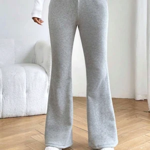 Grå mjukisbyxor med bootcut - Grå mjukisbyxor med bootcut, köpta på shein🫣 för 189🩷