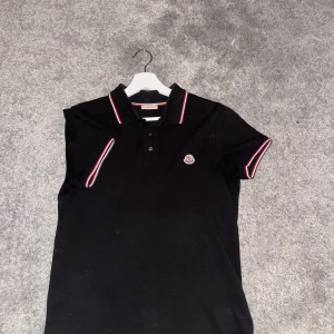 Moncler piké  - Säljer nu denna moncler piké eftersom den är för liten. Den är i mycket bra skick och självklart äkta. Har du fler frågor eller funderingar hör av dig
