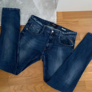 Mörkblå Replay jeans - Säljer ett par navy blue jeans från Replay i storlek 28/32, jeansen är i perfekt skick och passar perfekt till dig som gillar en tidlös och stilren look.