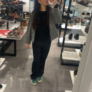 Grå kort kappa - Säljer en knappt använd grå kort kappa. Köpt från Gina tricot och är i storlek xxs, men är lite oversized i storlek