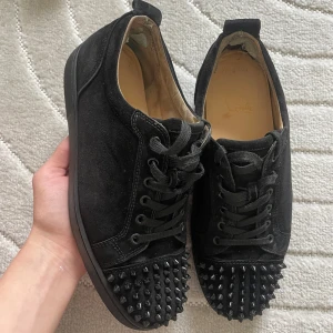 Christian Louboutin Svarta - Säljer dessa Louboutinsen i färgen svart! Billigaste svarta loubsen på plick! Självklart äkta och kvitto finns, först till kvarn! Pris kan diskuteras vid snabb och smidig affär!