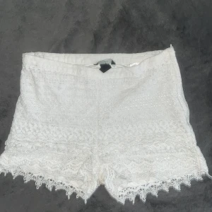 Spetsshorts  - Säljer ett par vita spetsshorts från hm. Knappt använda och därför i mycket bra skick. Tvätta och stryks innan jag skickar dem🥰