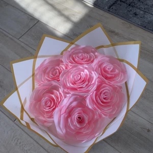 Bukett med konstgjorda rosor i rosa - Säljer en vacker bukett med sju stora konstgjorda rosor i ljusrosa färg. Rosorna är omsorgsfullt arrangerade och inslagna i vitt och guldigt papper. Perfekt som dekoration eller present.
