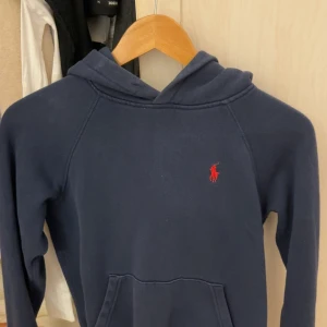 Mörkblå hoodie från Polo Ralph Lauren - Mörkblå hoodie från polo Ralph Lauren i storlek Xs 
