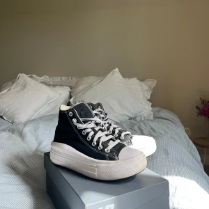 Svarta Converse, hög sula - Säljer ett par svarta Converse All Star sneakers med vit platåsula och klassisk snörning. Bra skick då jag använt de få gånger!