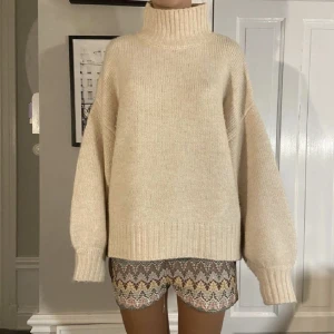 Beige stickad polotröja från Zara - Säljer en mysig beige stickad polotröja från Zara. 