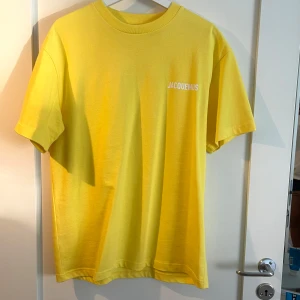 T shirt  - I jätte fint skick, gul. Storlek L, aldrig använd 