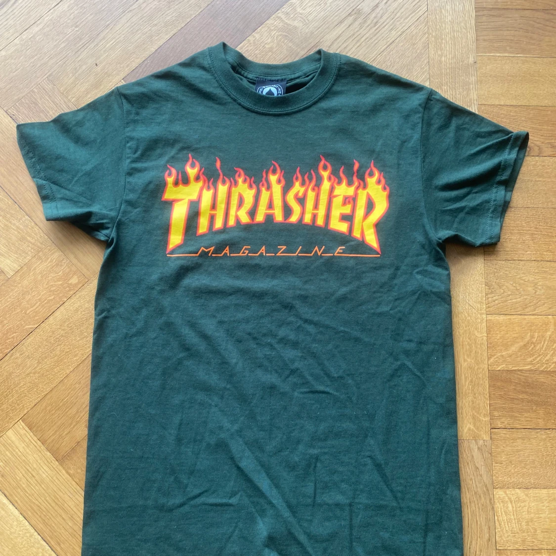 Grön thrasher t-shirt med flammor 