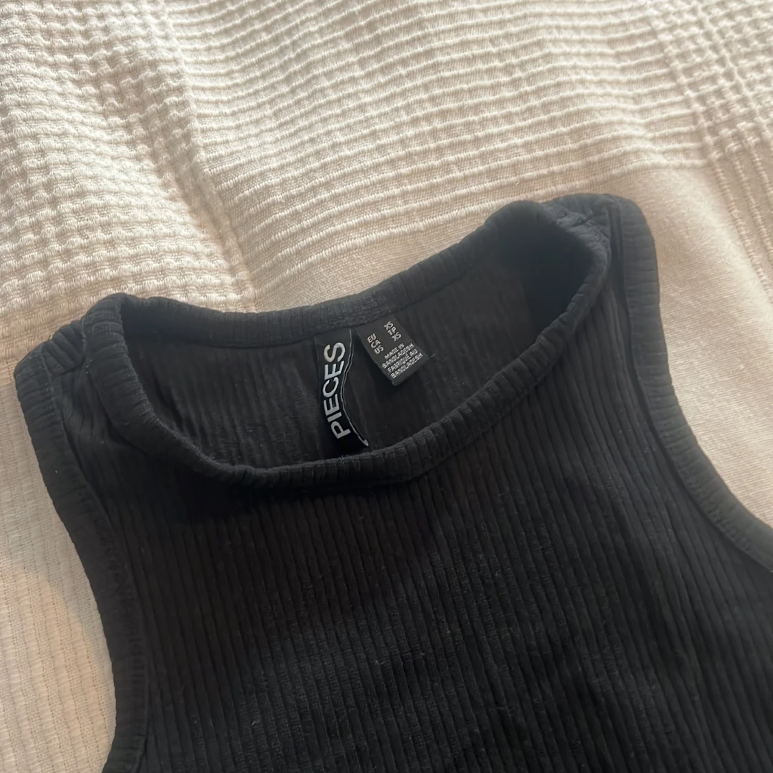 Svart ribbad linnetopp från Pieces - 1