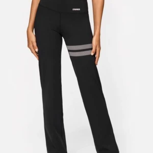 Svarta träningsbyxor från Stronger - Svarta träningsbyxor med raka ben och strongers signaturlinjer på ena låret. Hög midja och stretchigt material som passar perfekt till gymmet eller eller vardag. Diskret logga framtill. 