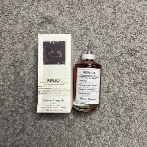 Maison Margiela – Jazz Club  - Maison Margiela – Jazz Club (sprayad 1 gång) 🎷  Säljer en Jazz Club från Maison Margiela’s -serie – varm, rökig och elegant doft med unika toner! Endast sprayad en gång. 	•	🧴 Sprayad 1 gång 	•	⚠️ Osäker på äkthet – köpt av en person som sa att den var äkta och visade kvitto, men som du vet kan kvitton förfalskas 	•	💸 Därför extremt lågt pris 122 📍 Finns i Linköping eller skickas mot fraktkostnad. Skriv vid intresse! 💬  #jazzclub #maisonmargiela #nischparfym #parfymfynd #vintedfynd