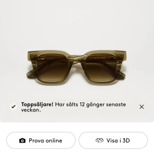 Gröna fyrkantiga solglasögon - Snygga solglasögon med fyrkantig form och transparent brun båge. Glasen är tonade i brunt och bågarna har en modern, chunky design. Perfekta för att lyfta din stil under soliga dagar.