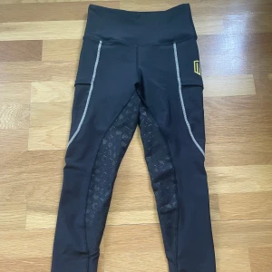 Svarta ridleggings från Maya Delore - Säljer ett par svarta ridleggings från Maya Delore dom är helt nya och aldrig använda. Dom är helskodda,storlek S och nypris är 899kr.